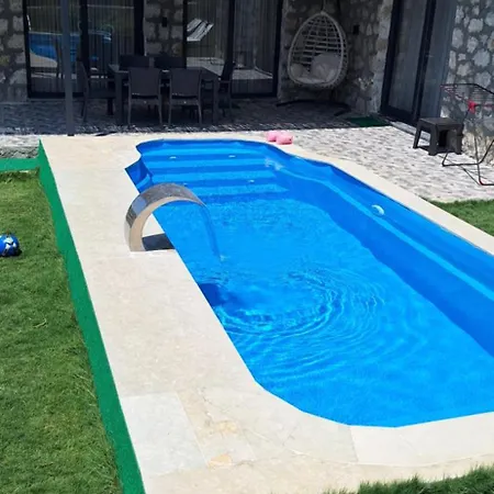 Havuzlu Tas Yapi Kiralik *