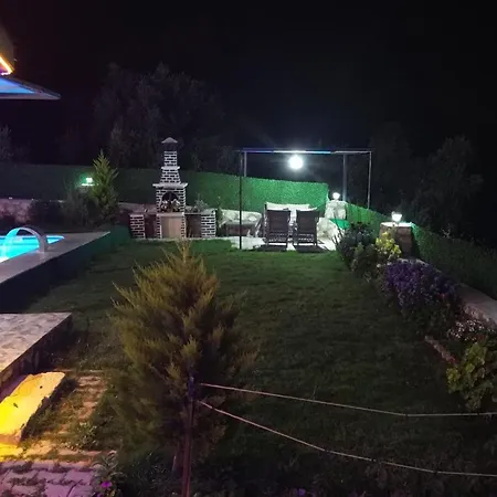 Havuzlu Tas Yapi Kiralik Willa