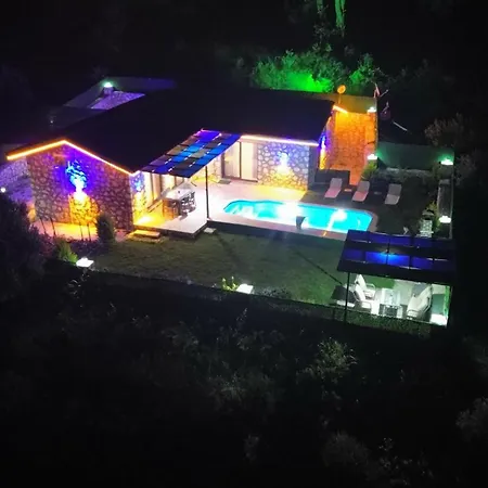 Willa Havuzlu Tas Yapi Kiralik Kadikoy (Fethiye)