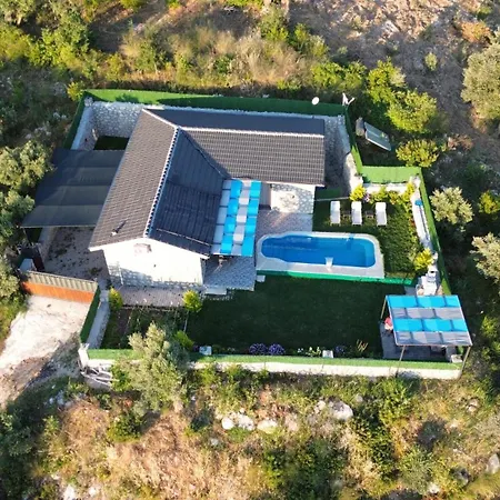 Vila Havuzlu Tas Yapi Kiralik