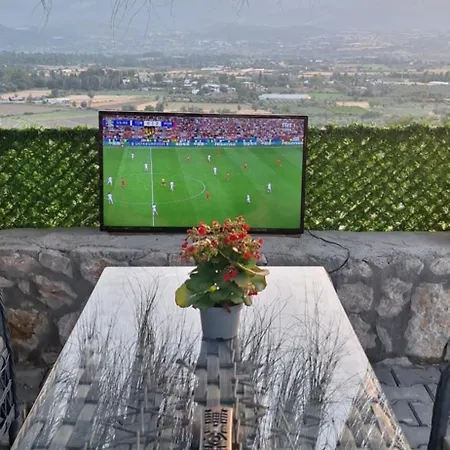 Havuzlu Tas Yapi Kiralik Vila